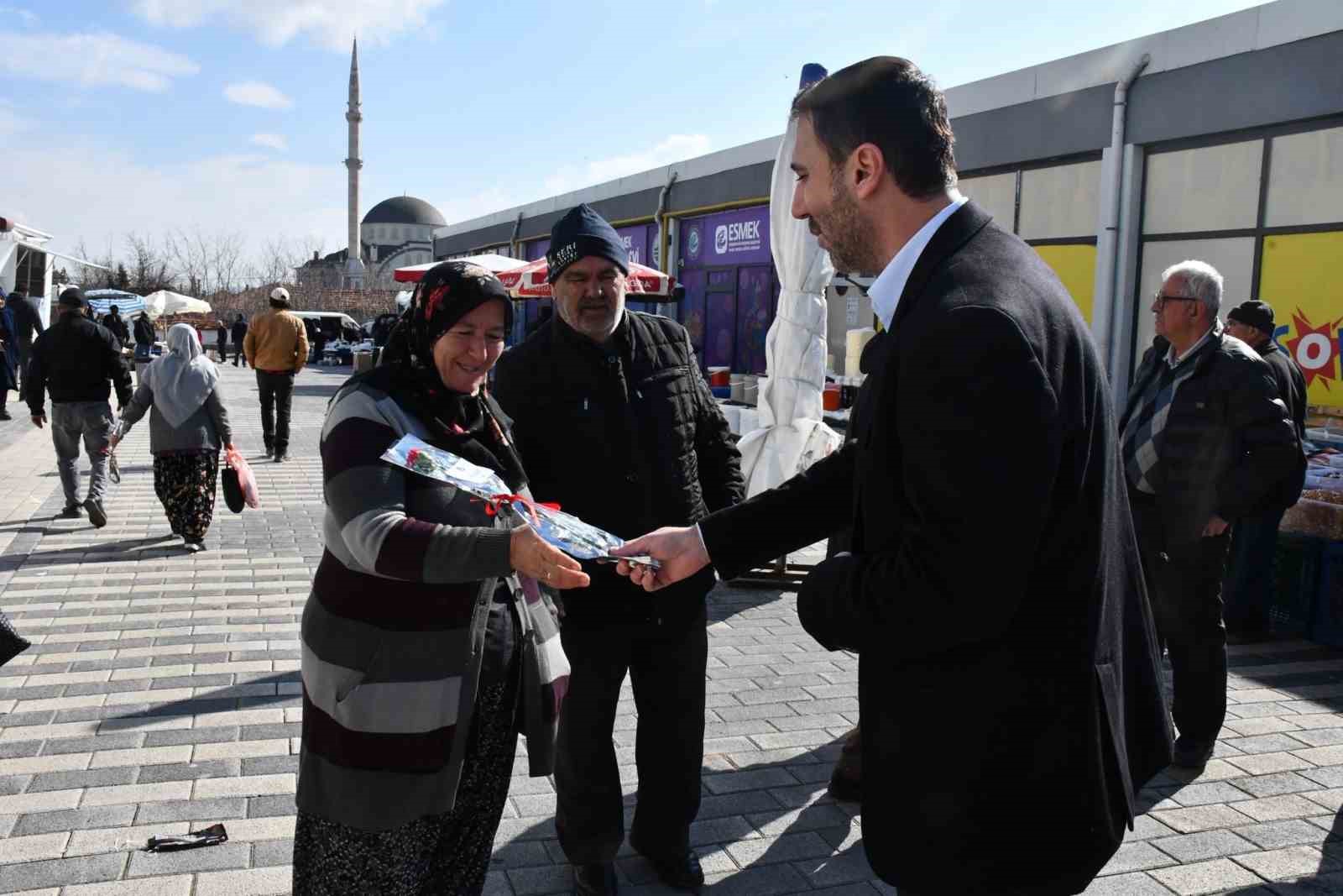 Beylikova’da kadınlar için bin çiçek dağıtıldı
