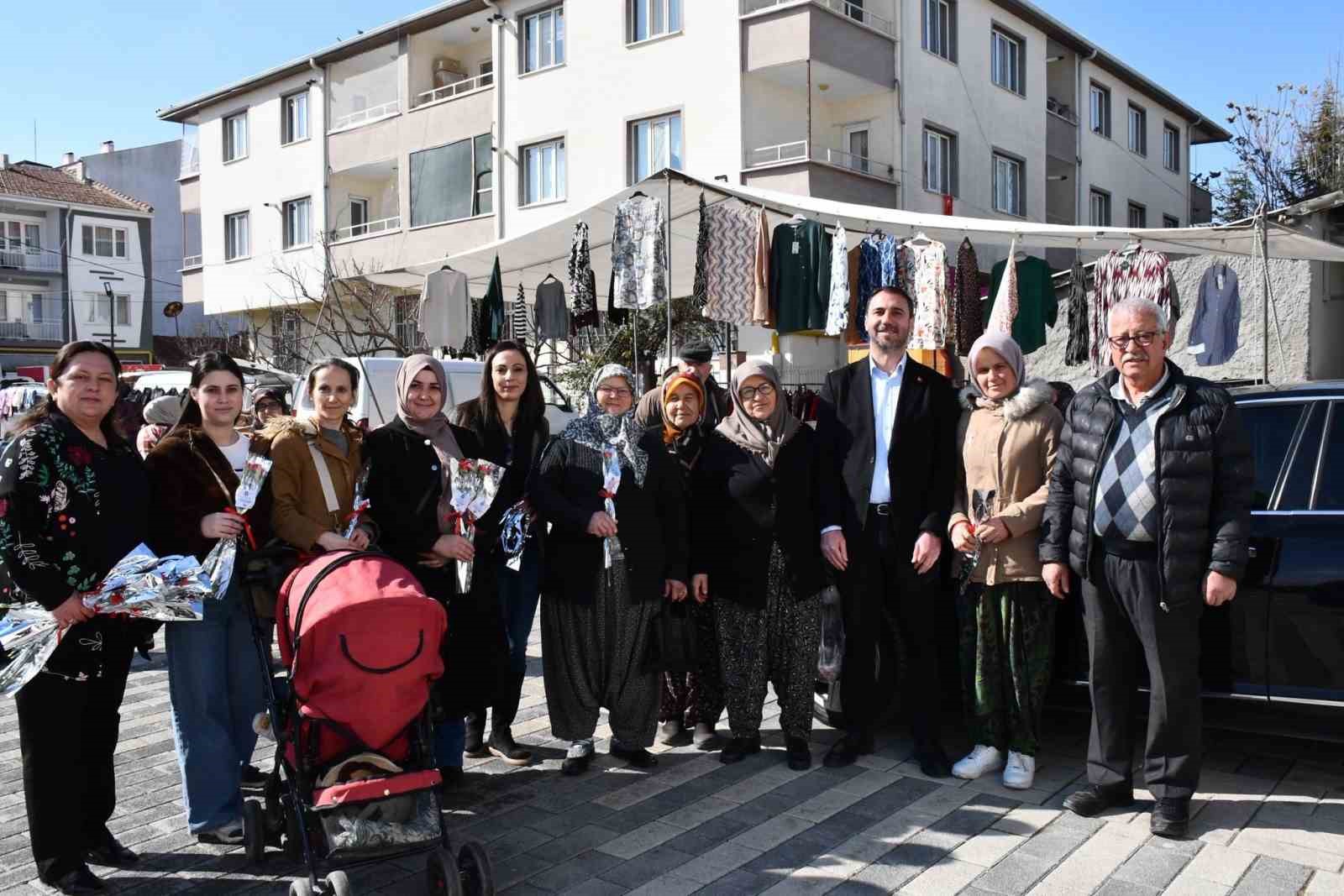 Beylikova’da kadınlar için bin çiçek dağıtıldı
