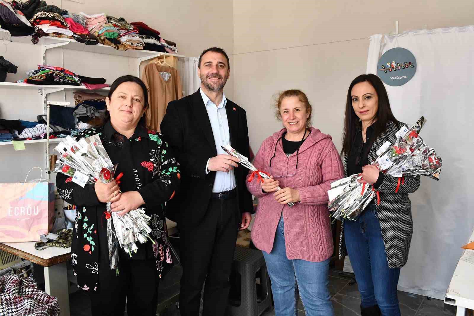 Beylikova’da kadınlar için bin çiçek dağıtıldı
