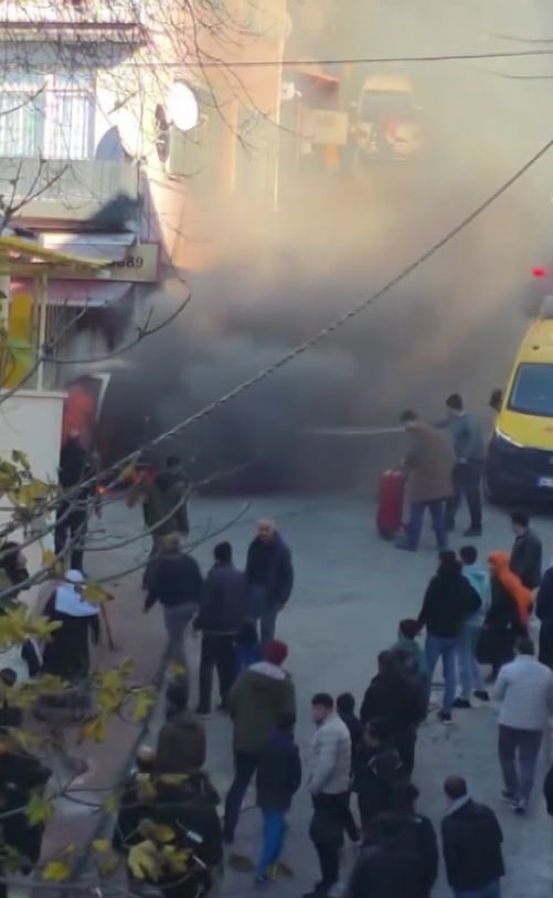 Beyoğlu’nda alev alev yanan araç küle döndü, yangın markete sıçradı
