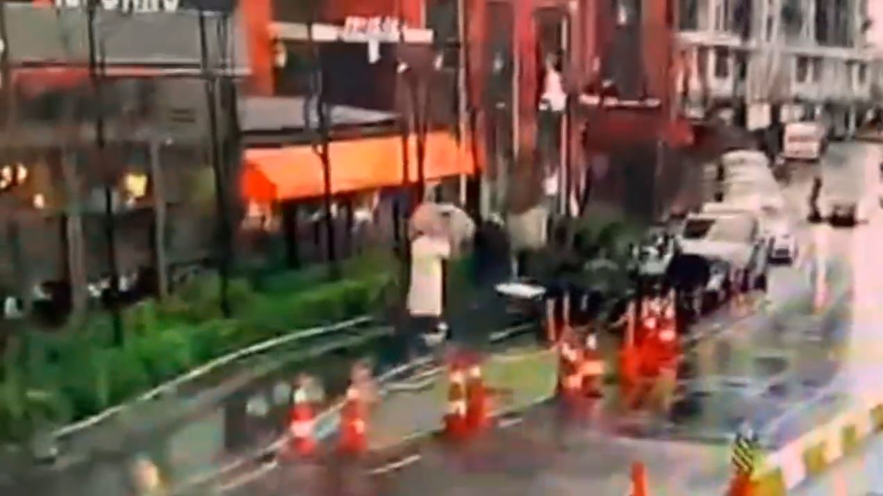 Beyoğlu’nda bir kadın fırtınada devrilen tabelanın altında kaldı
