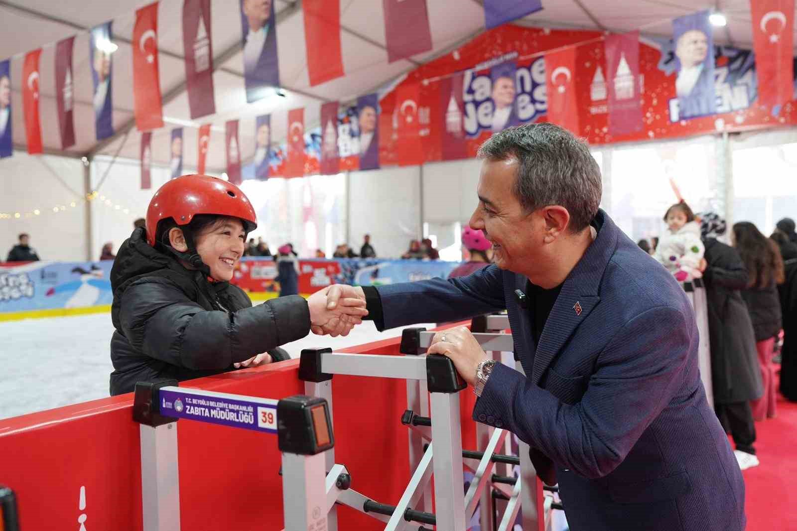 Beyoğlu’nda çocuklara karne hediyesi ücretsiz buz pisti
