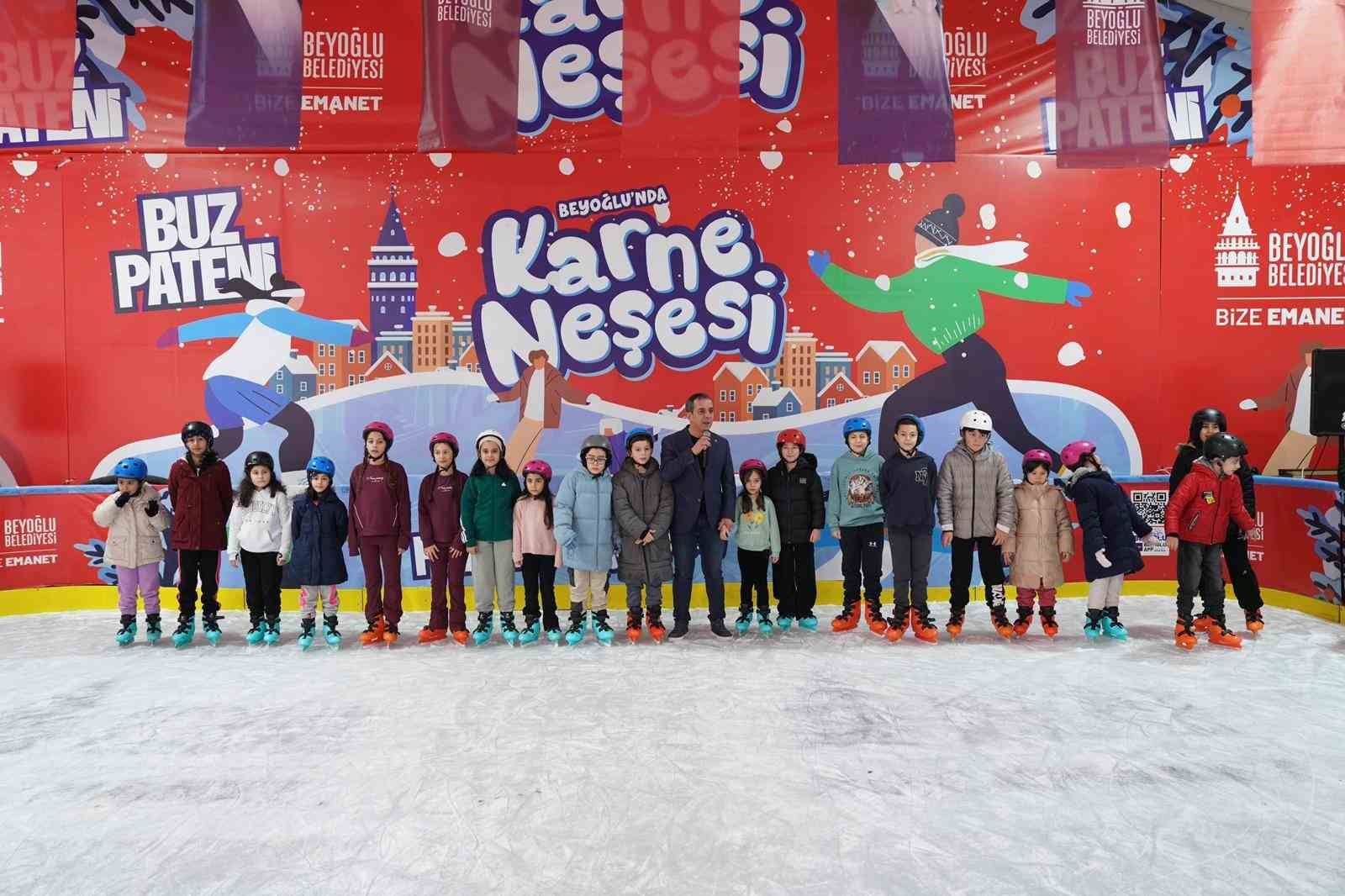 Beyoğlu’nda çocuklara karne hediyesi ücretsiz buz pisti
