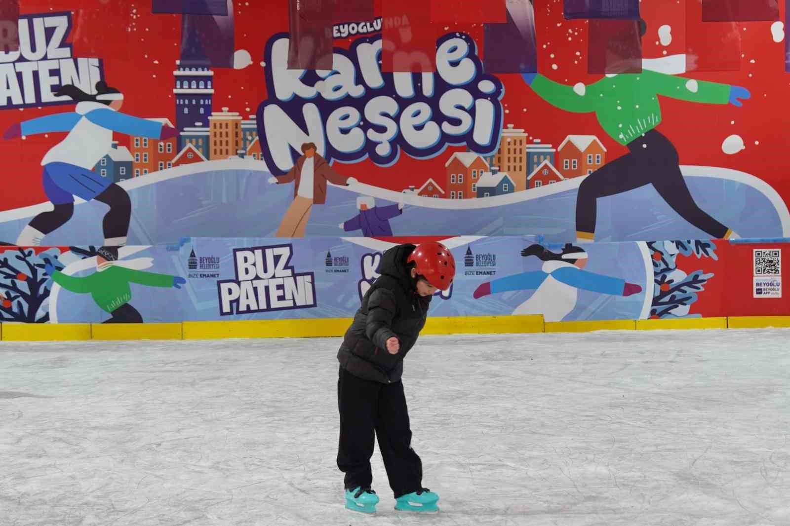 Beyoğlu’nda çocuklara karne hediyesi ücretsiz buz pisti
