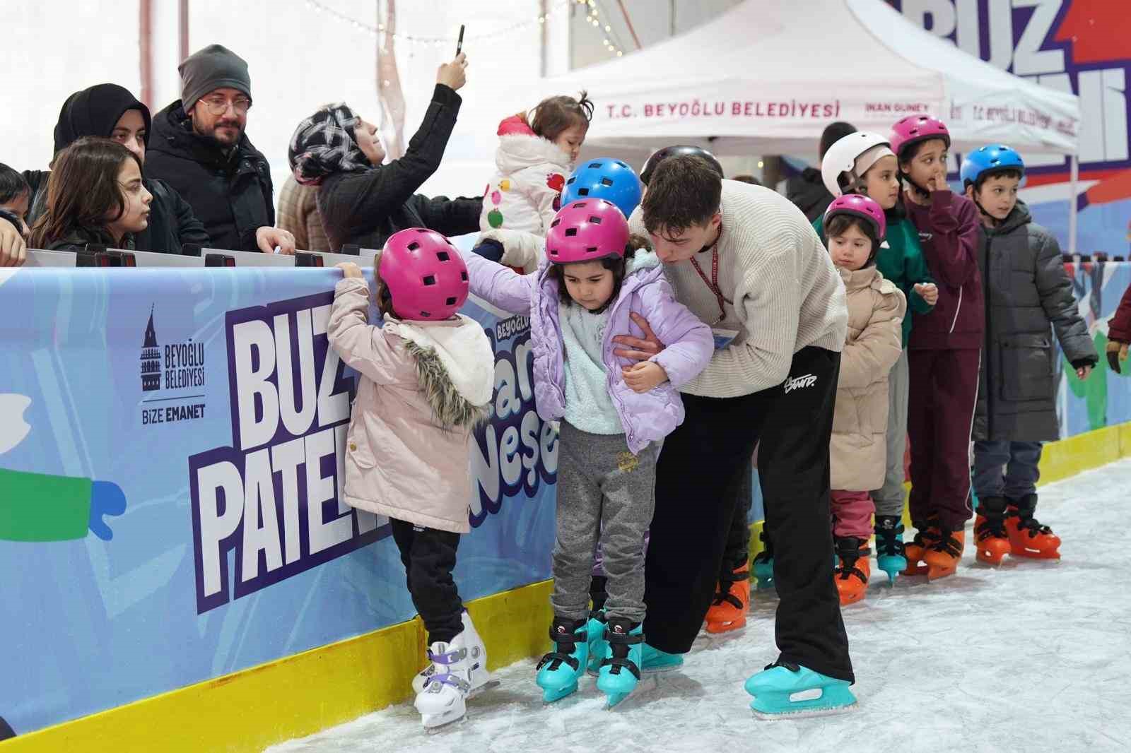 Beyoğlu’nda çocuklara karne hediyesi ücretsiz buz pisti
