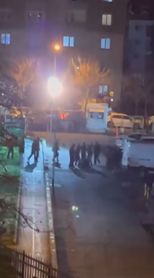 Beyoğlu’nda iki grup tekme tokat birbirine girdi
