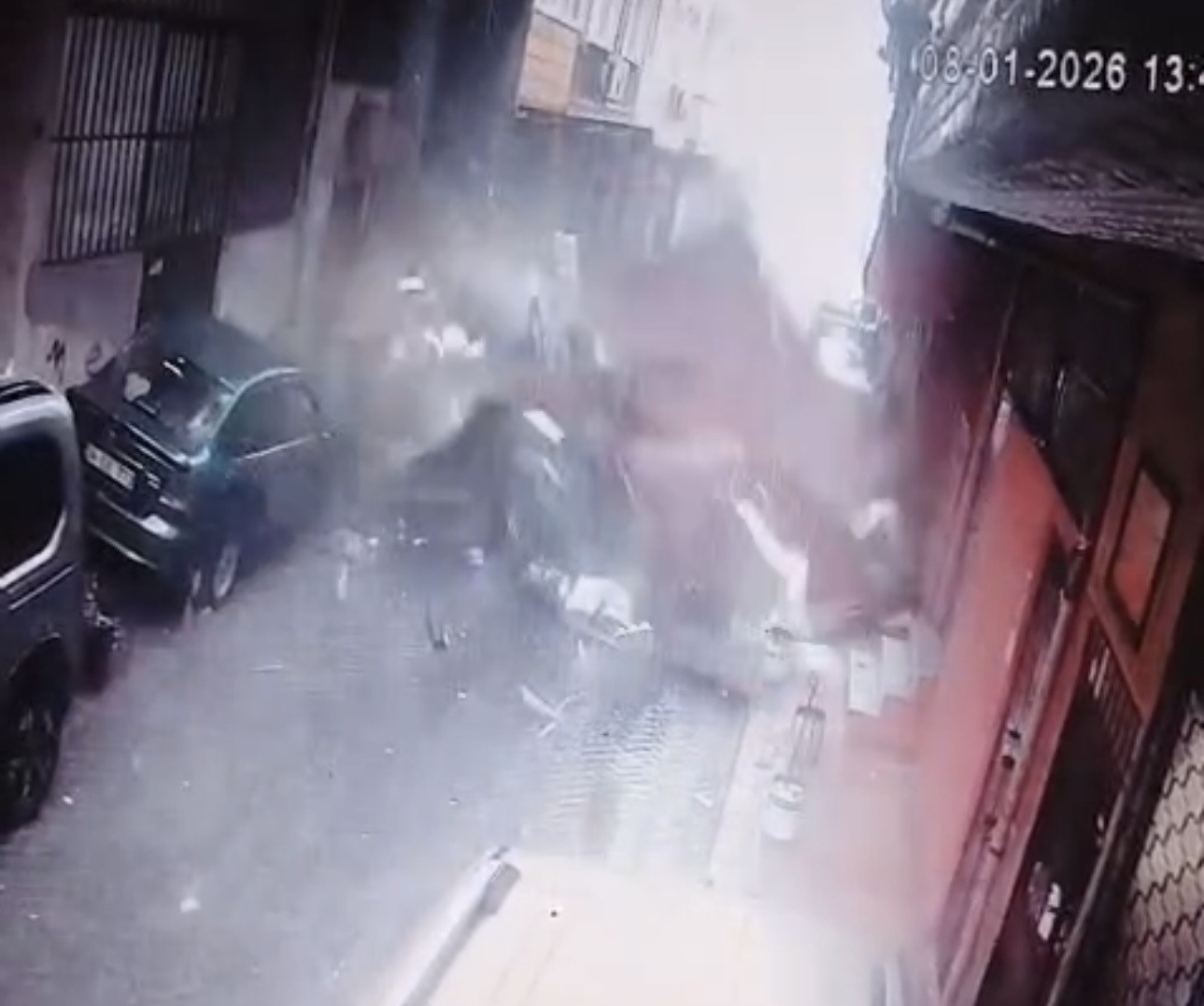 Beyoğlu’nda lodos dehşeti: Uçan çatının altında kalmaktan saniyelerle kurtuldular, o anlar kamerada
