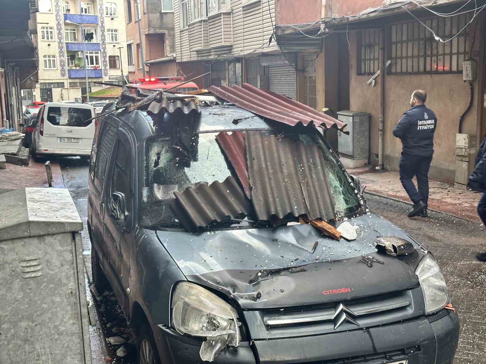 Beyoğlu’nda lodos dehşeti: Uçan çatının altında kalmaktan saniyelerle kurtuldular, o anlar kamerada
