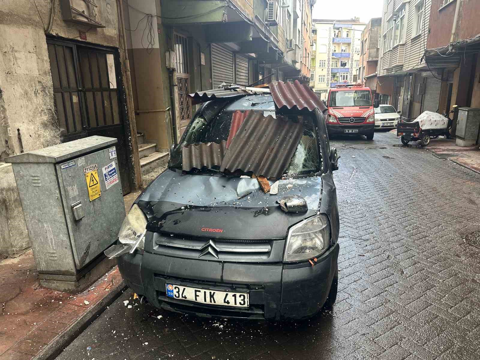 Beyoğlu’nda lodos dehşeti: Uçan çatının altında kalmaktan saniyelerle kurtuldular, o anlar kamerada
