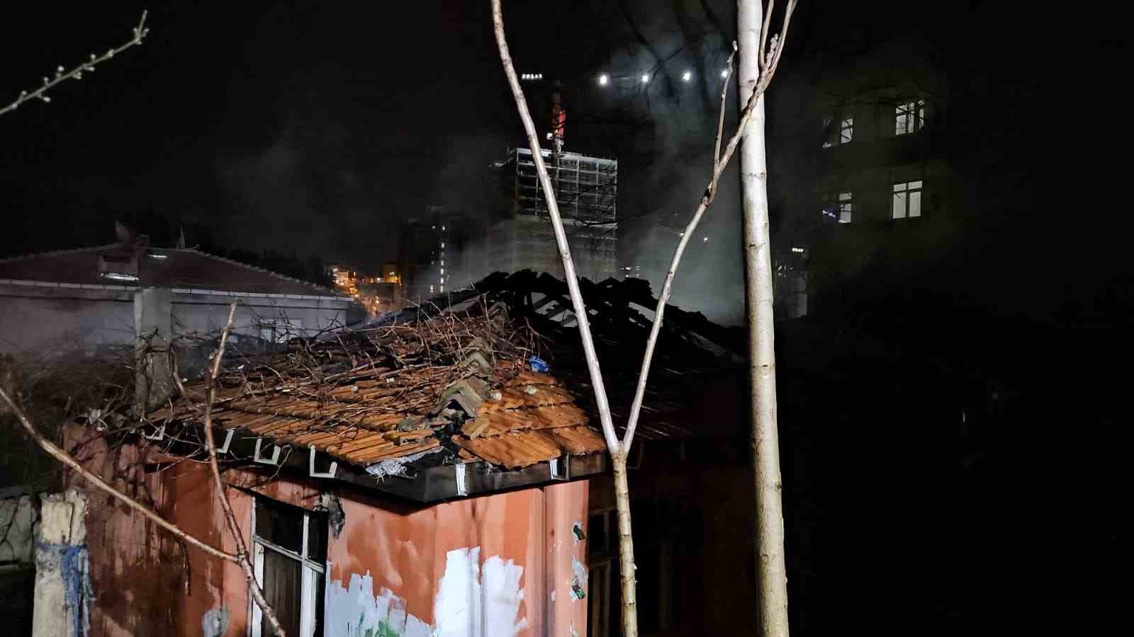Beyoğlu’nda metruk binada korkutan yangın
