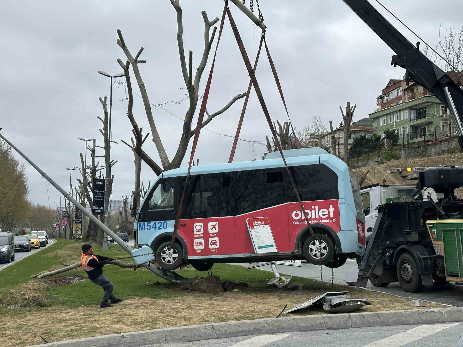 Beyoğlu’nda minibüs ile otomobil çarpıştı: 5 yaralı
