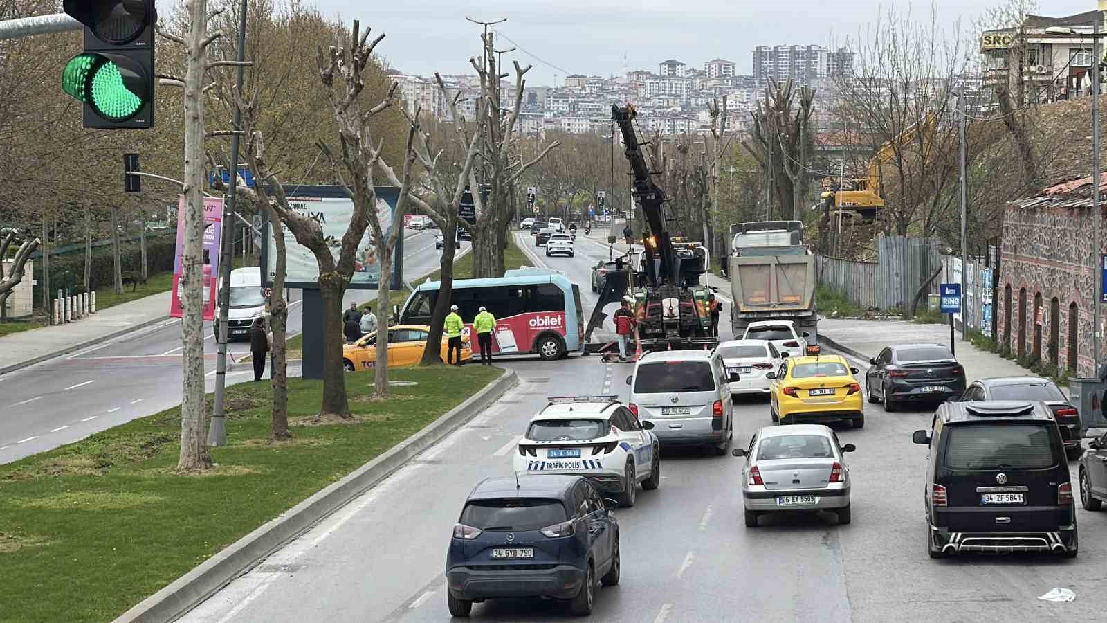 Beyoğlu’nda minibüs ile otomobil çarpıştı: 5 yaralı
