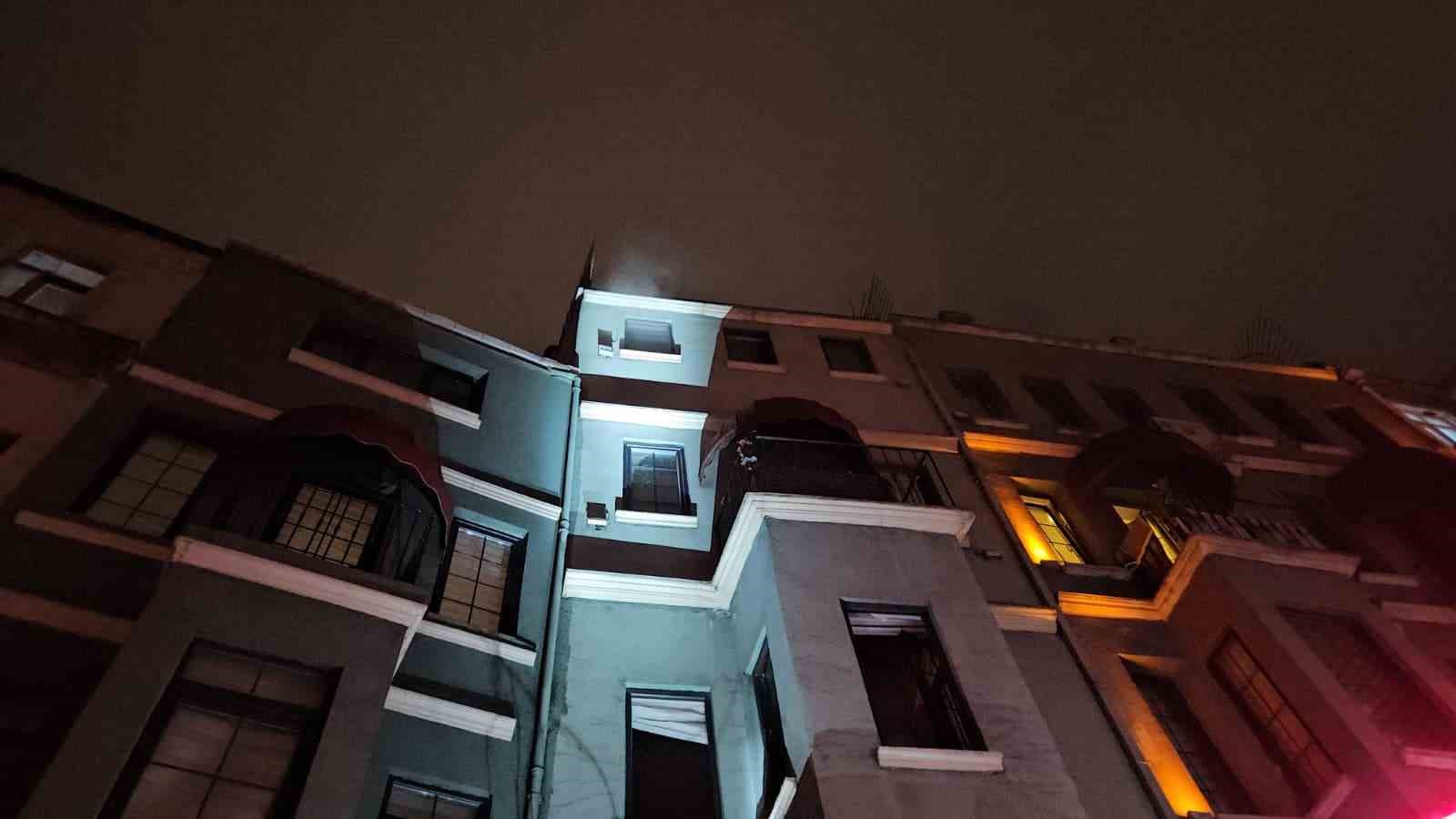 Beyoğlu’nda otelde yangın paniği: Mahsur kalan 3 kişi kurtarıldı
