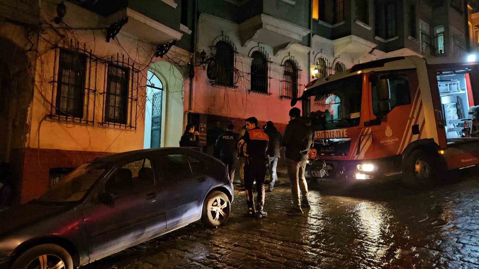Beyoğlu’nda otelde yangın paniği: Mahsur kalan 3 kişi kurtarıldı
