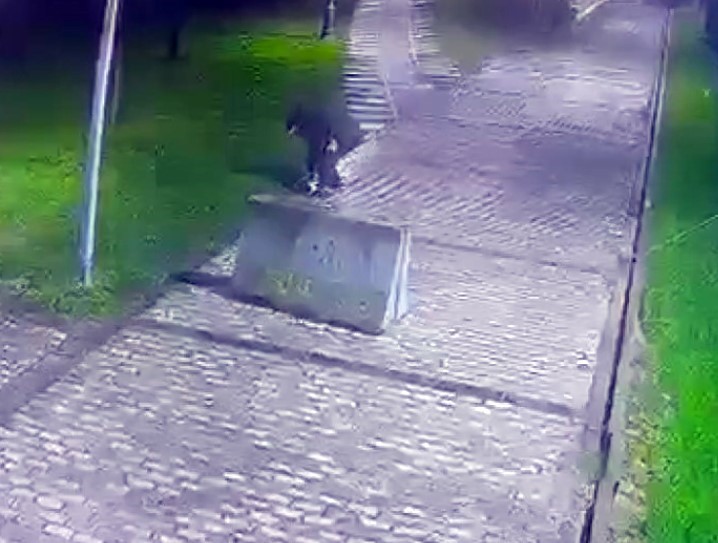 Beyoğlu’nda parkta düşürülen telefonu çaldı, o anlar kamerada
