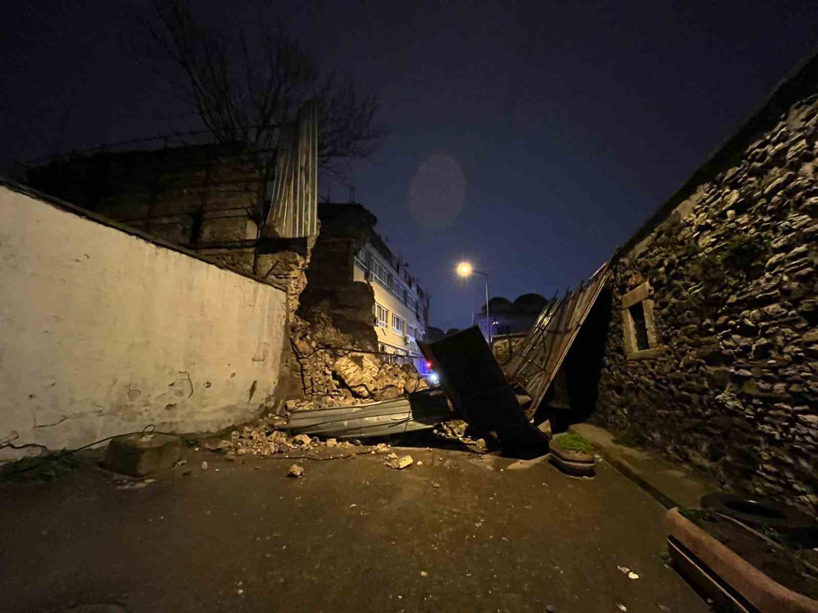 Beyoğlu’nda tarihi metruk binanın duvarı böyle yıkıldı
