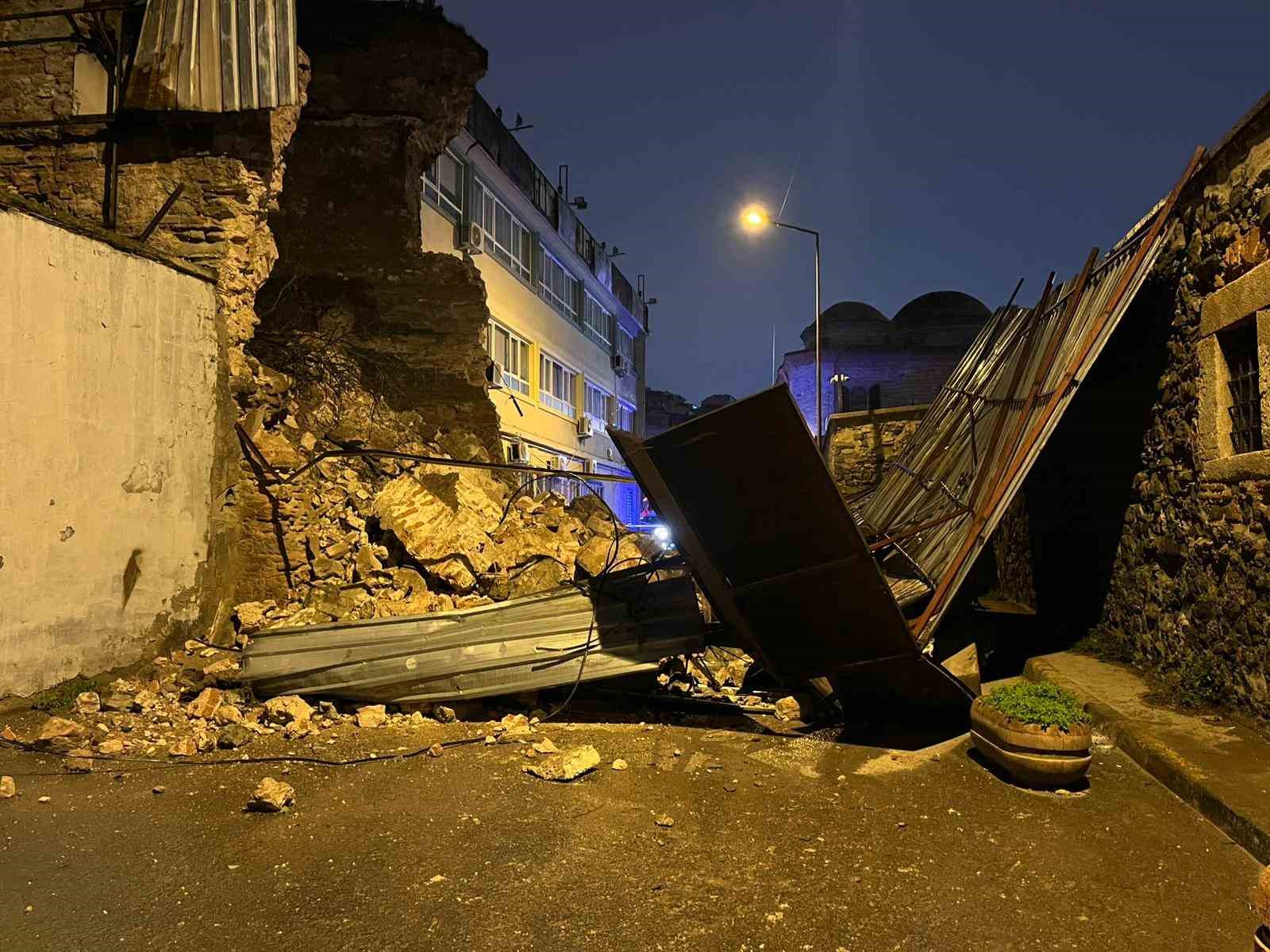 Beyoğlu’nda tarihi metruk binanın duvarı böyle yıkıldı
