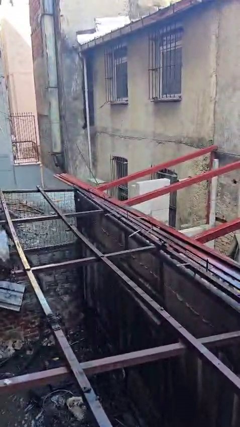 Beyoğlu’nda yangında mahsur kalan 2 kişi itfaiye ekiplerince kurtarıldı
Beyoğlu’nda yangında mahsur kalan 2 kişi itfaiye ekiplerince kurtarıldı