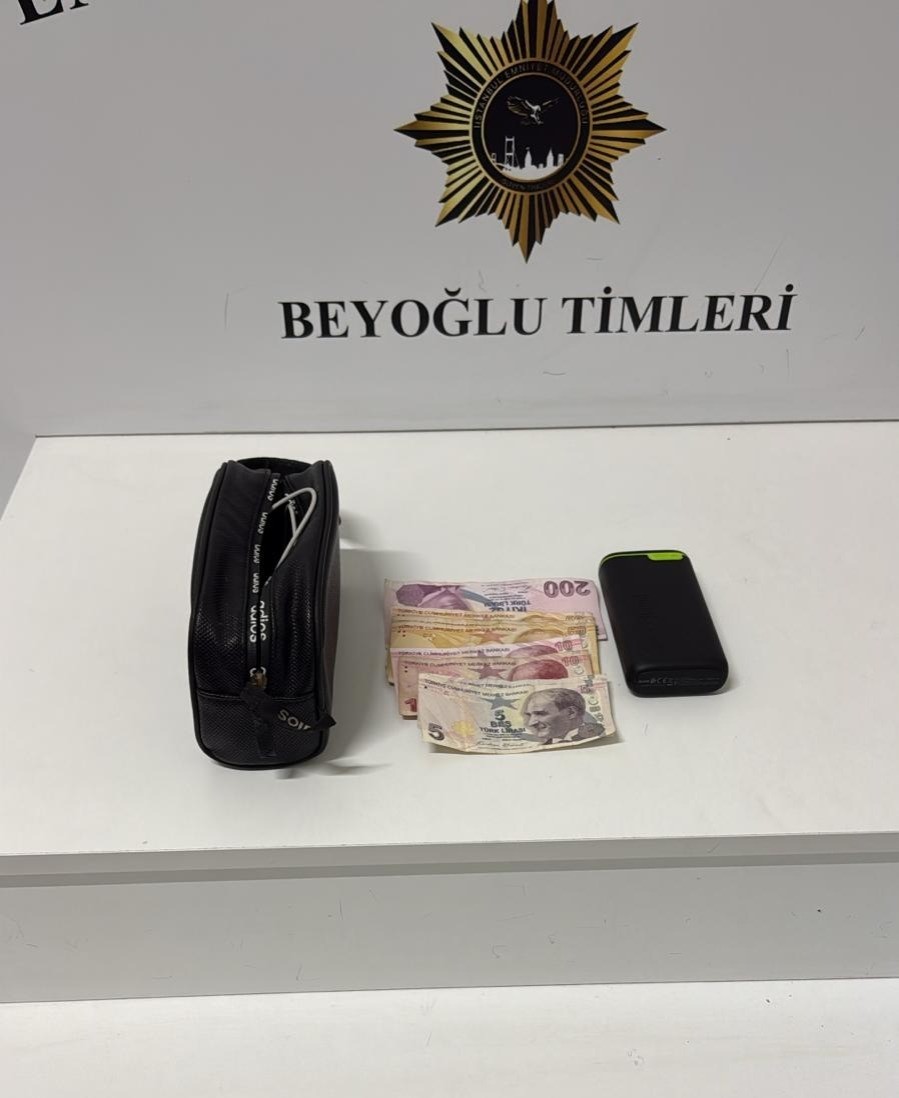 Beyoğlu’nda "yardım" yalanıyla yankesicilik yaptılar, suçüstü yakalandılar
