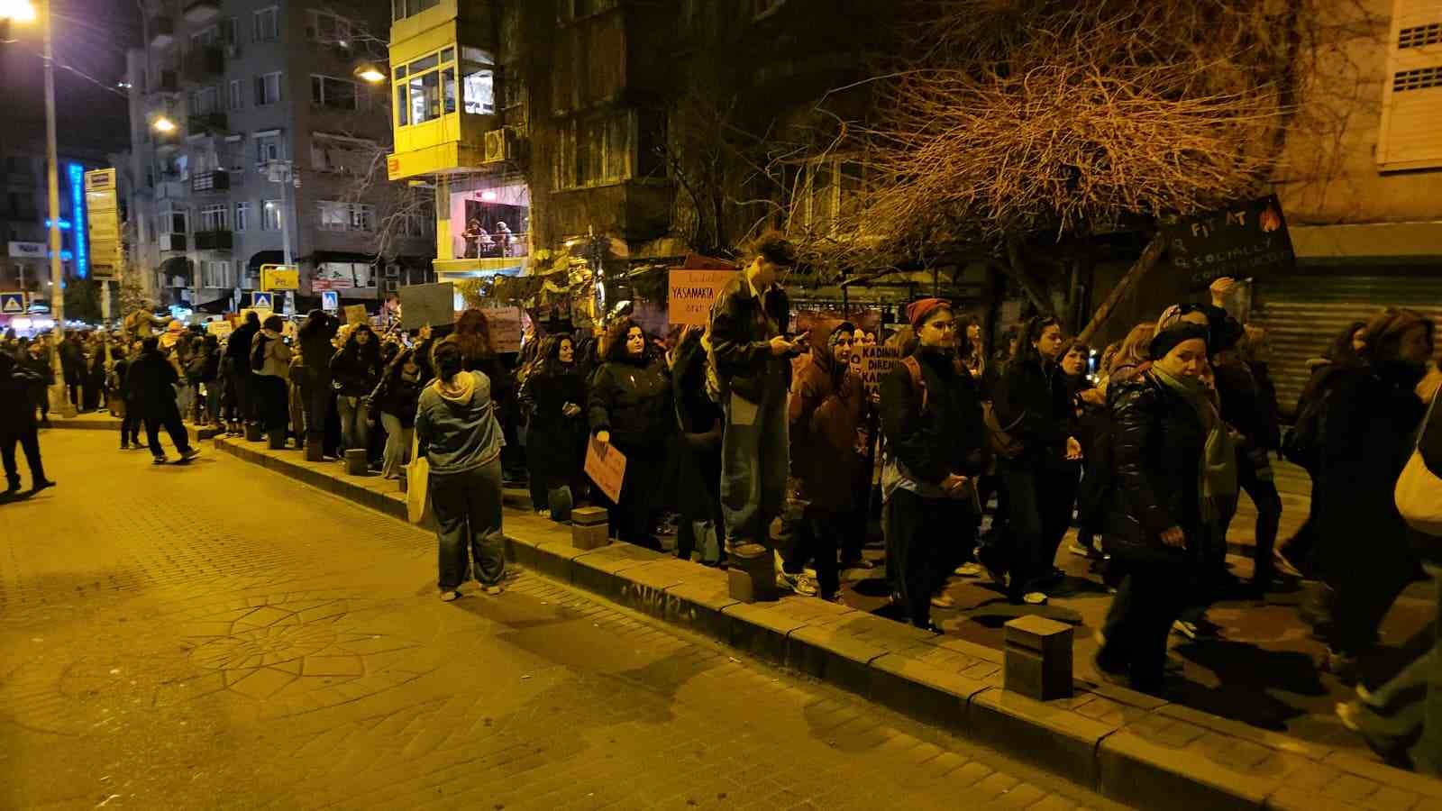 Beyoğlu’nda yasak dinlemeyen 5 gösterici gözaltına alındı
