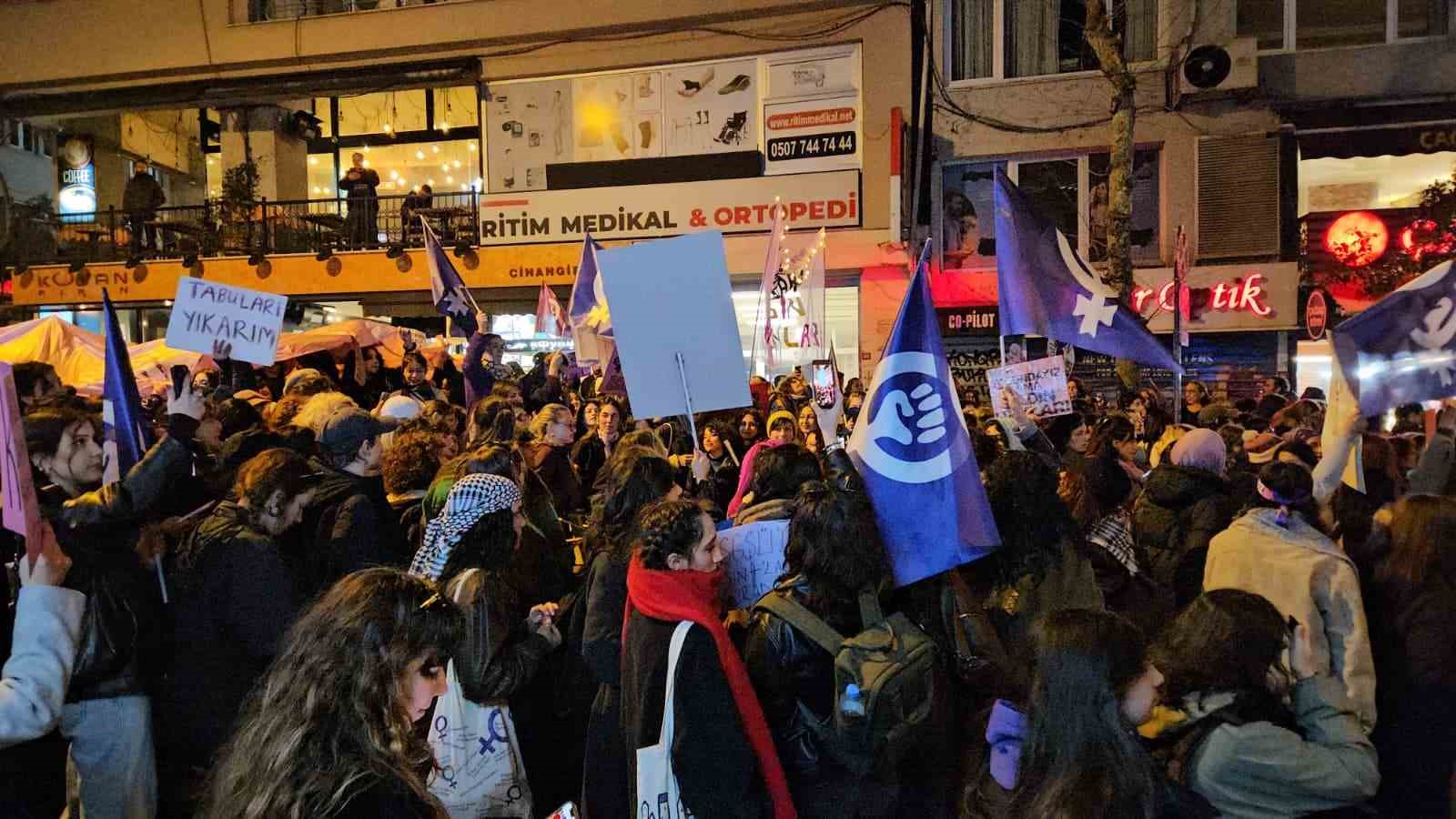 Beyoğlu’nda yasak dinlemeyen 5 gösterici gözaltına alındı
