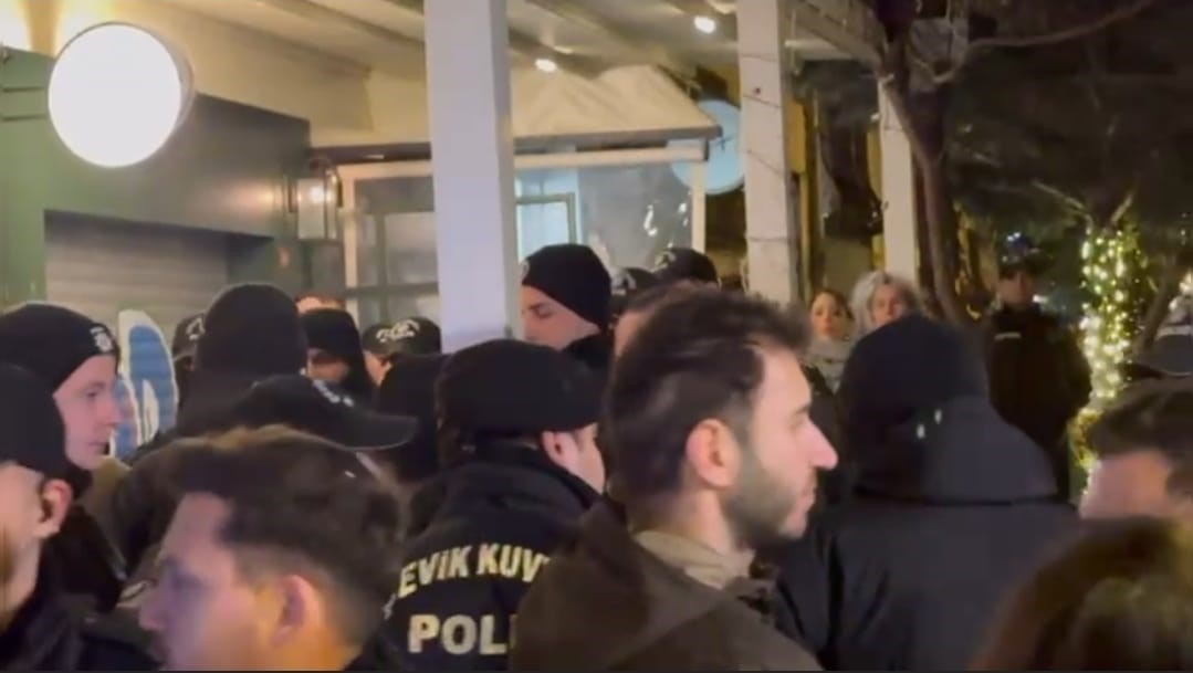 Beyoğlu’nda yasak dinlemeyen 5 gösterici gözaltına alındı
