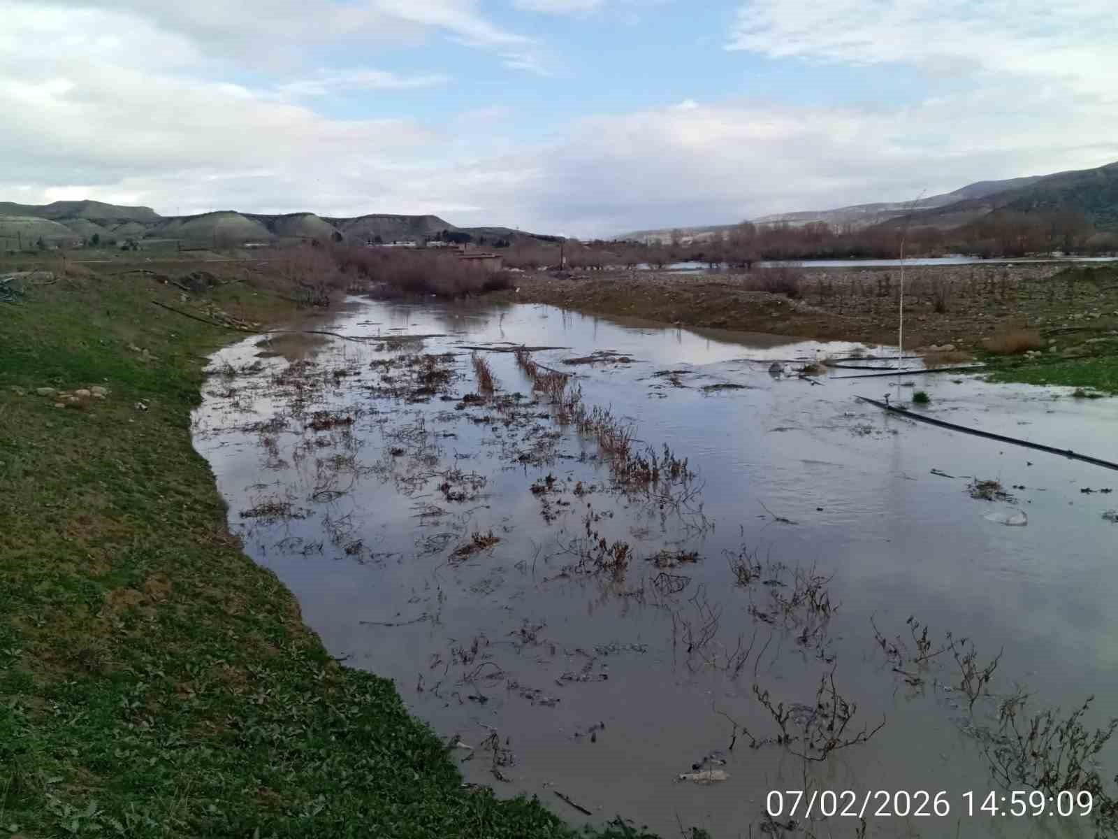 Beypazarı’nda ekili araziler sular altında kaldı

