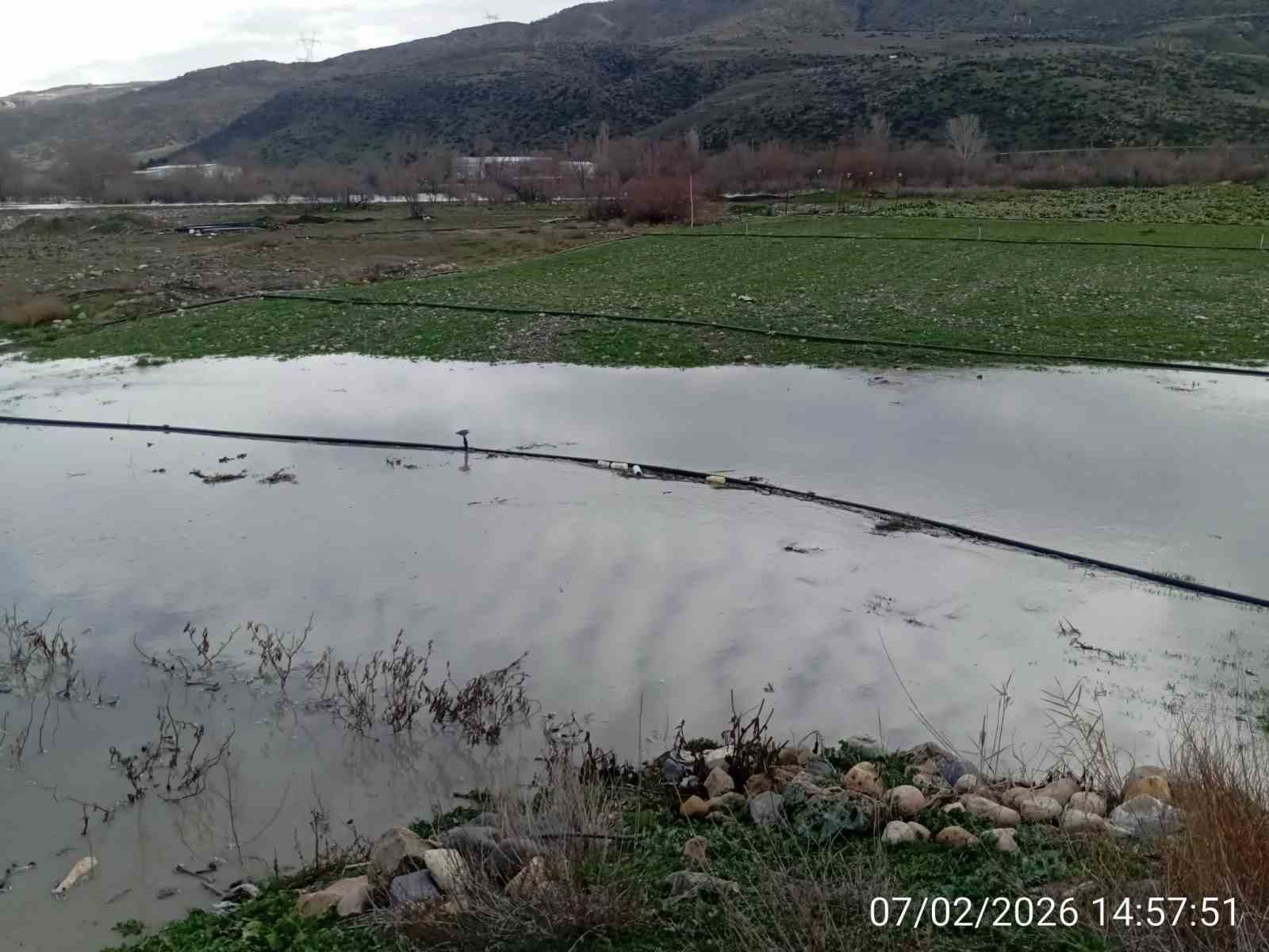 Beypazarı’nda ekili araziler sular altında kaldı
