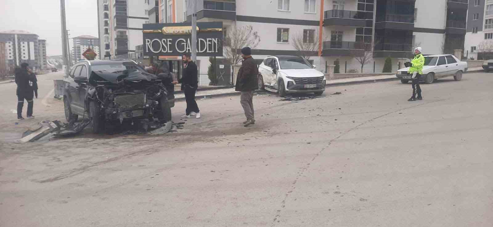 Beypazarı’nda iki otomobilin çarpışması sonucu 3 kişi yaralandı
