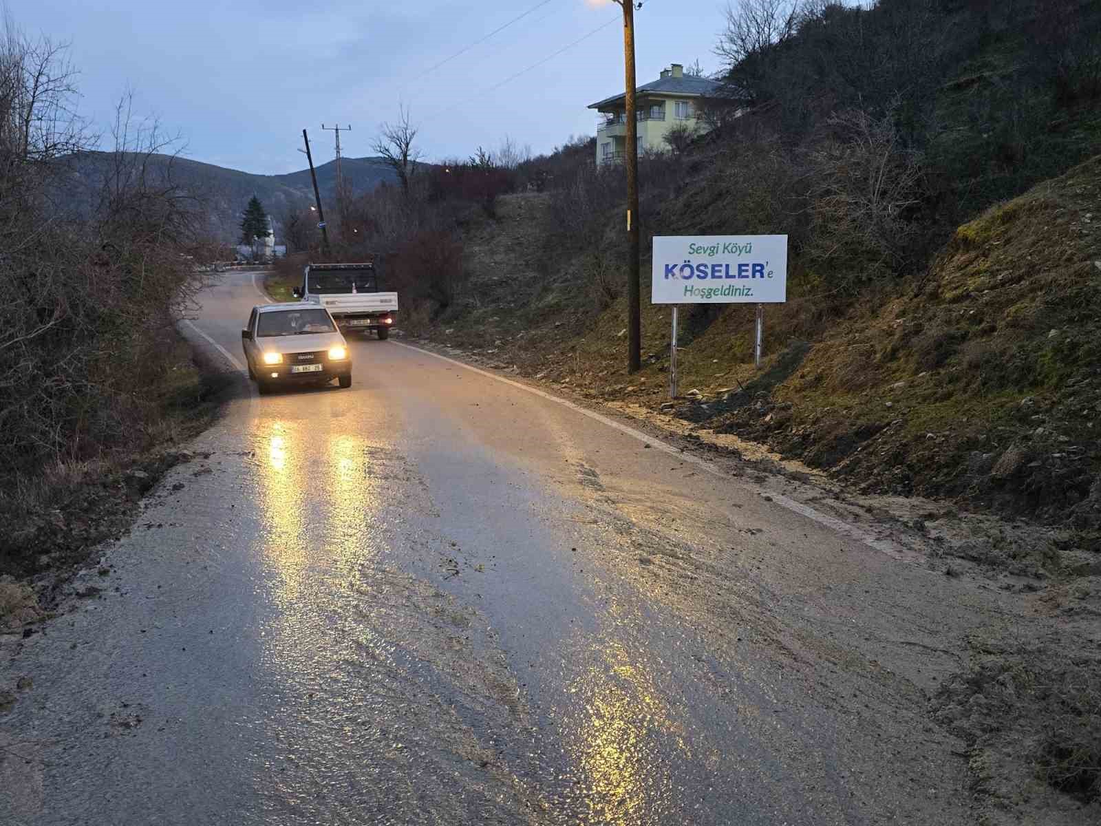 Beypazarı’nda kayalar yolu ulaşıma kapattı
