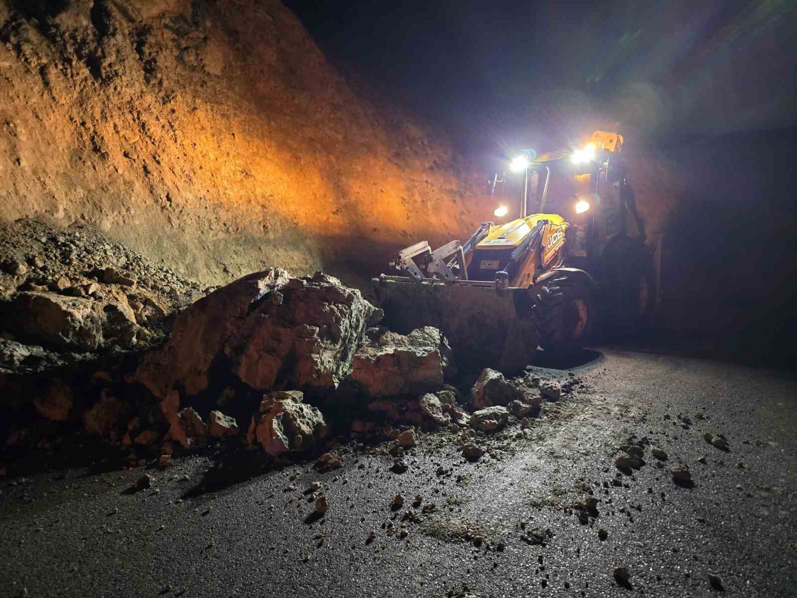 Beypazarı’nda kayalar yolu ulaşıma kapattı
