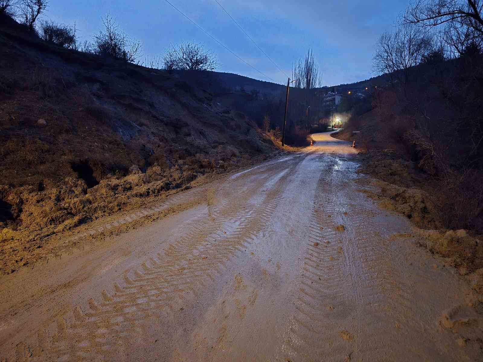 Beypazarı’nda kayalar yolu ulaşıma kapattı
