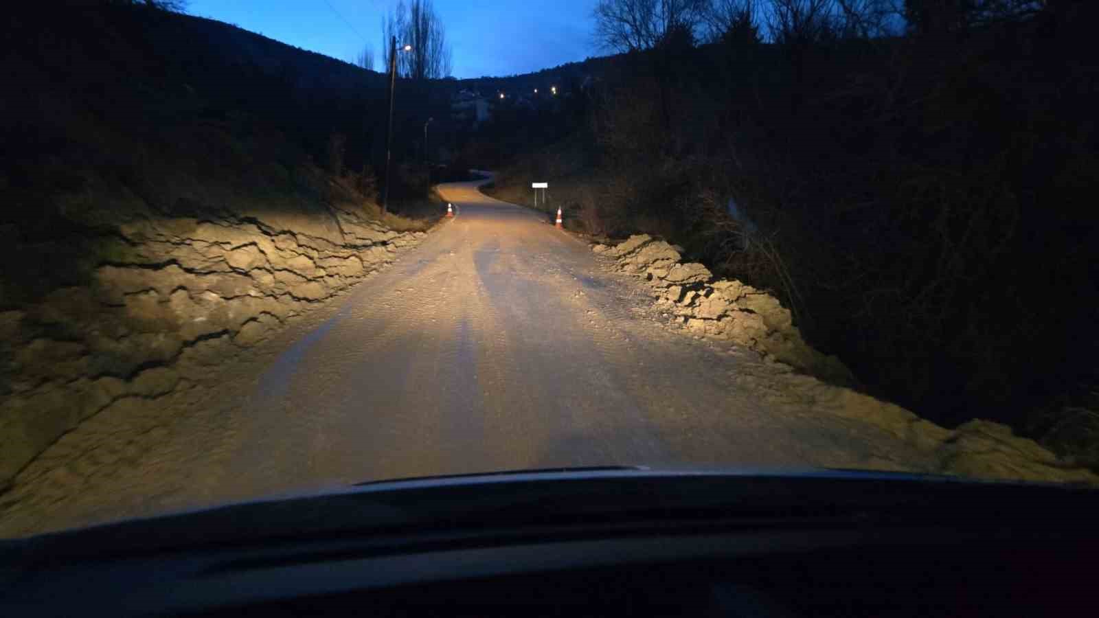 Beypazarı’nda kayalar yolu ulaşıma kapattı
