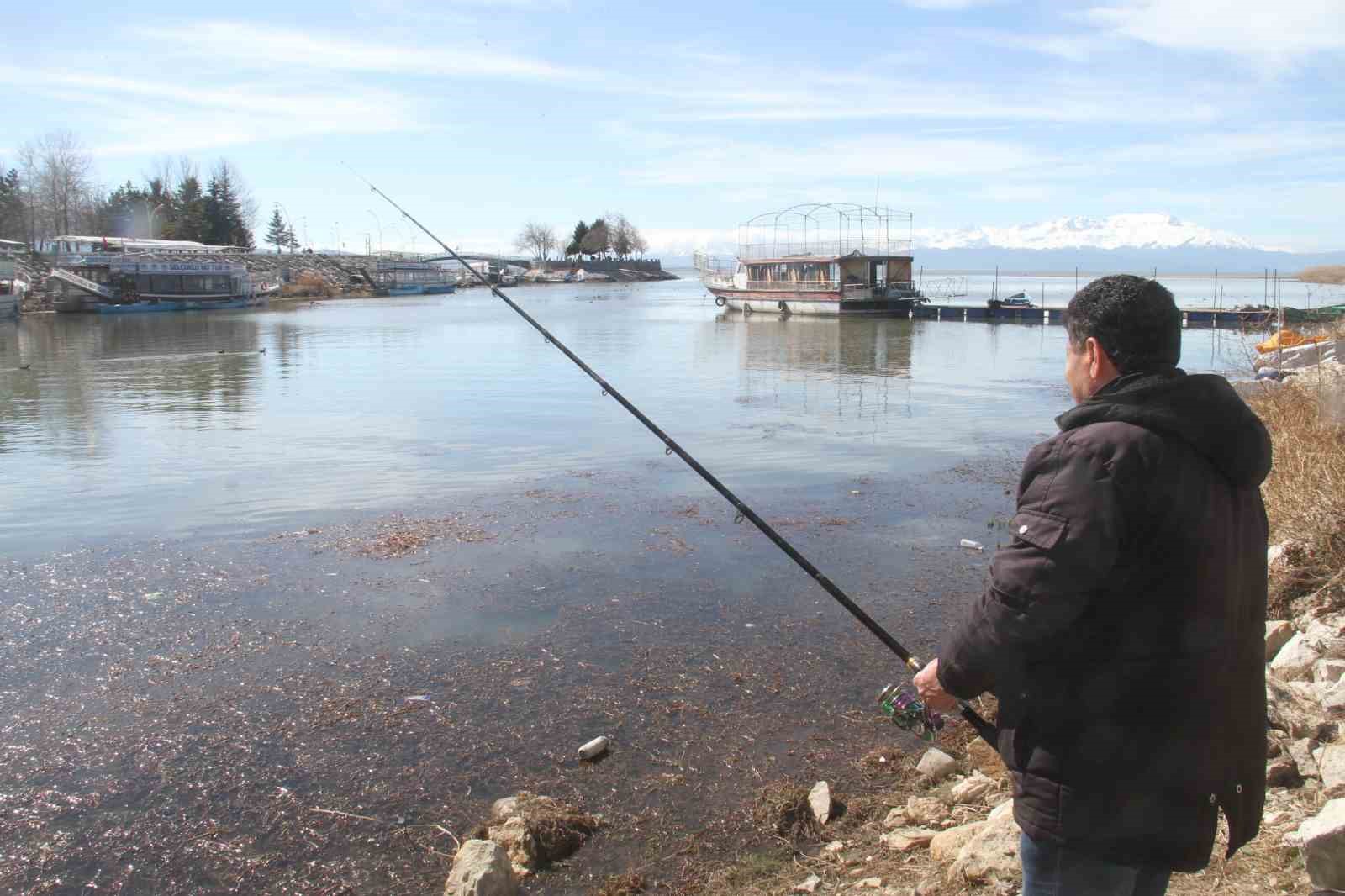 Beyşehir Gölü hafif canlandı, oltalar yeniden tatlı sulara bırakıldı
