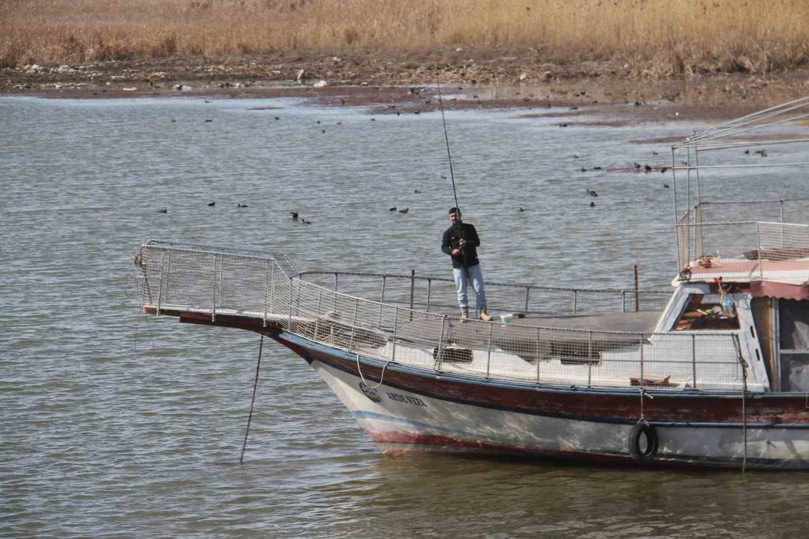 Beyşehir Gölü hafif canlandı, oltalar yeniden tatlı sulara bırakıldı
