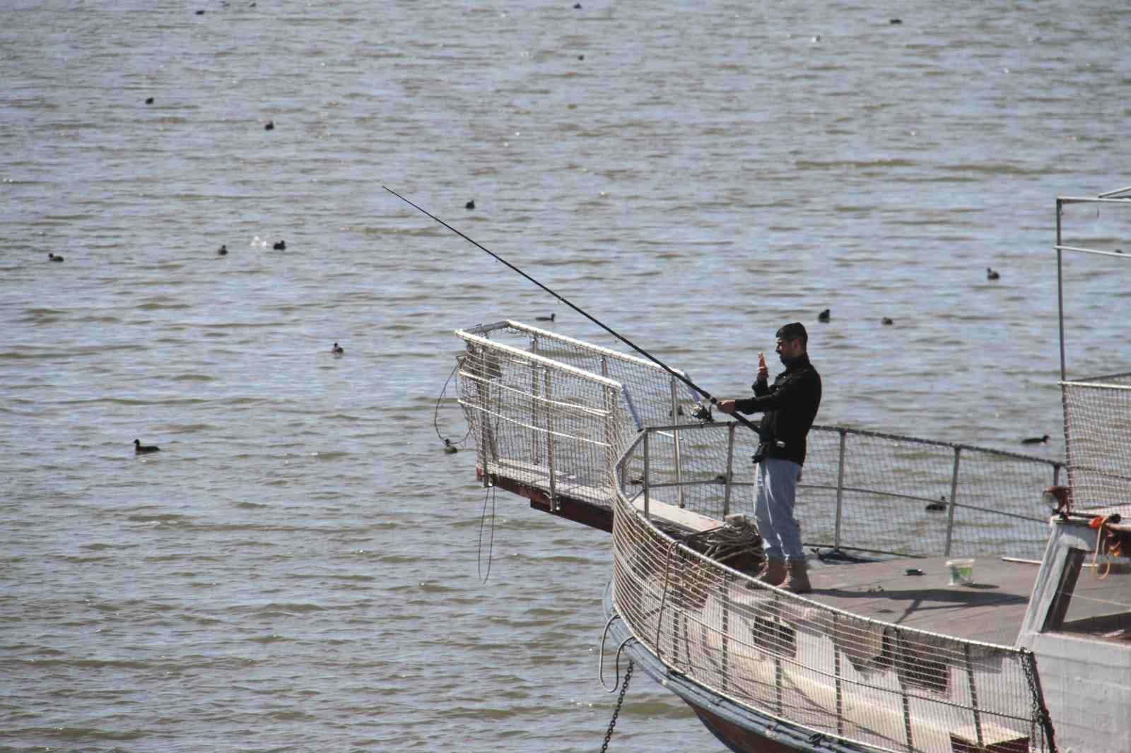 Beyşehir Gölü hafif canlandı, oltalar yeniden tatlı sulara bırakıldı
