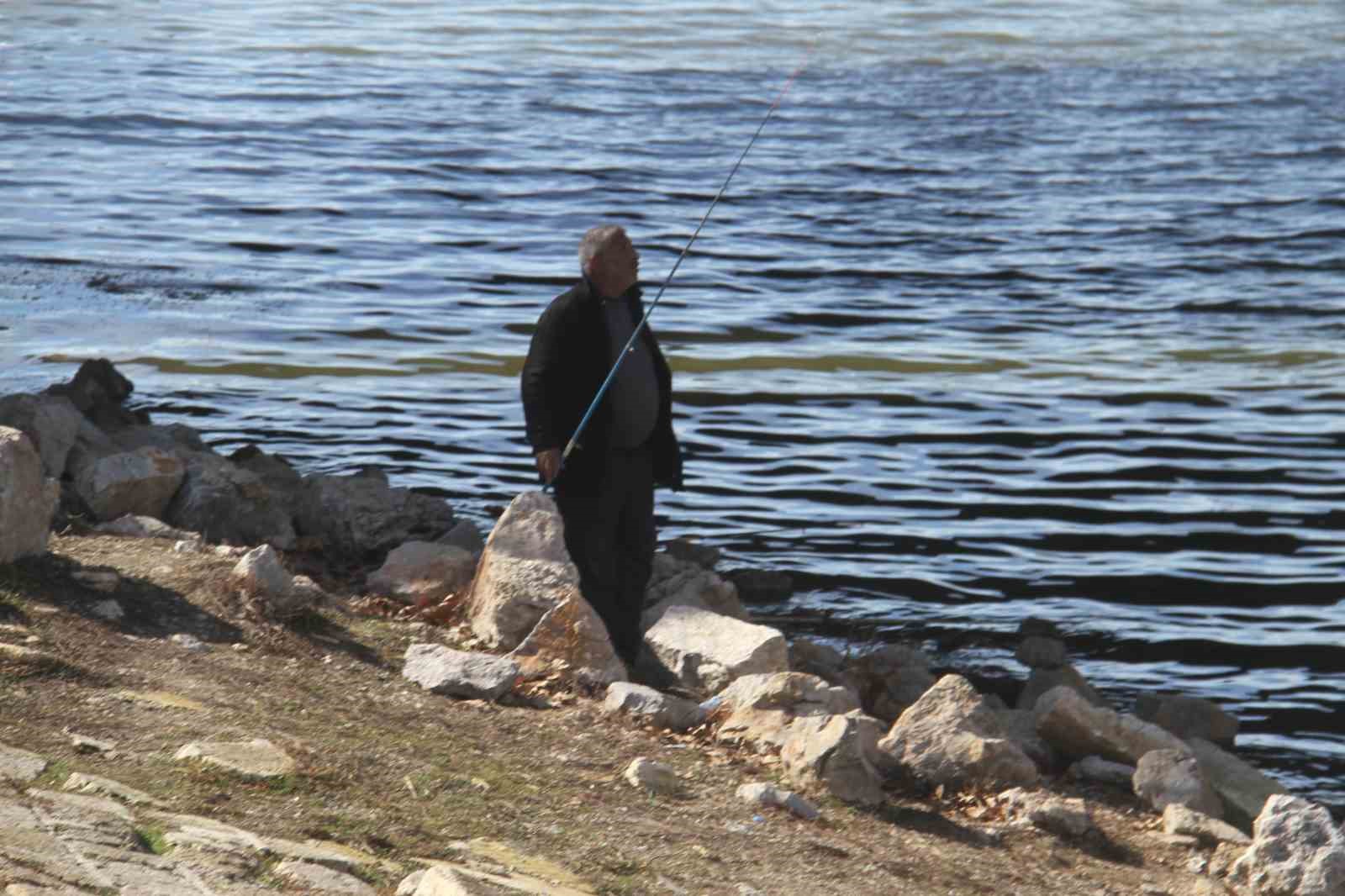 Beyşehir Gölü hafif canlandı, oltalar yeniden tatlı sulara bırakıldı
