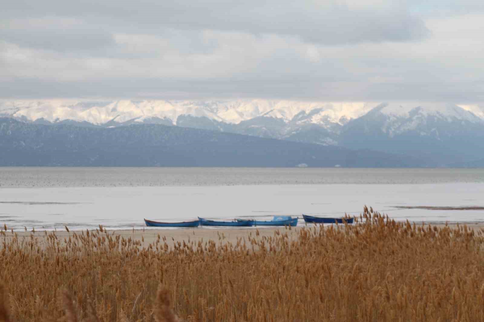 Beyşehir Gölü’nde balıkçıların buzla imtihanı
