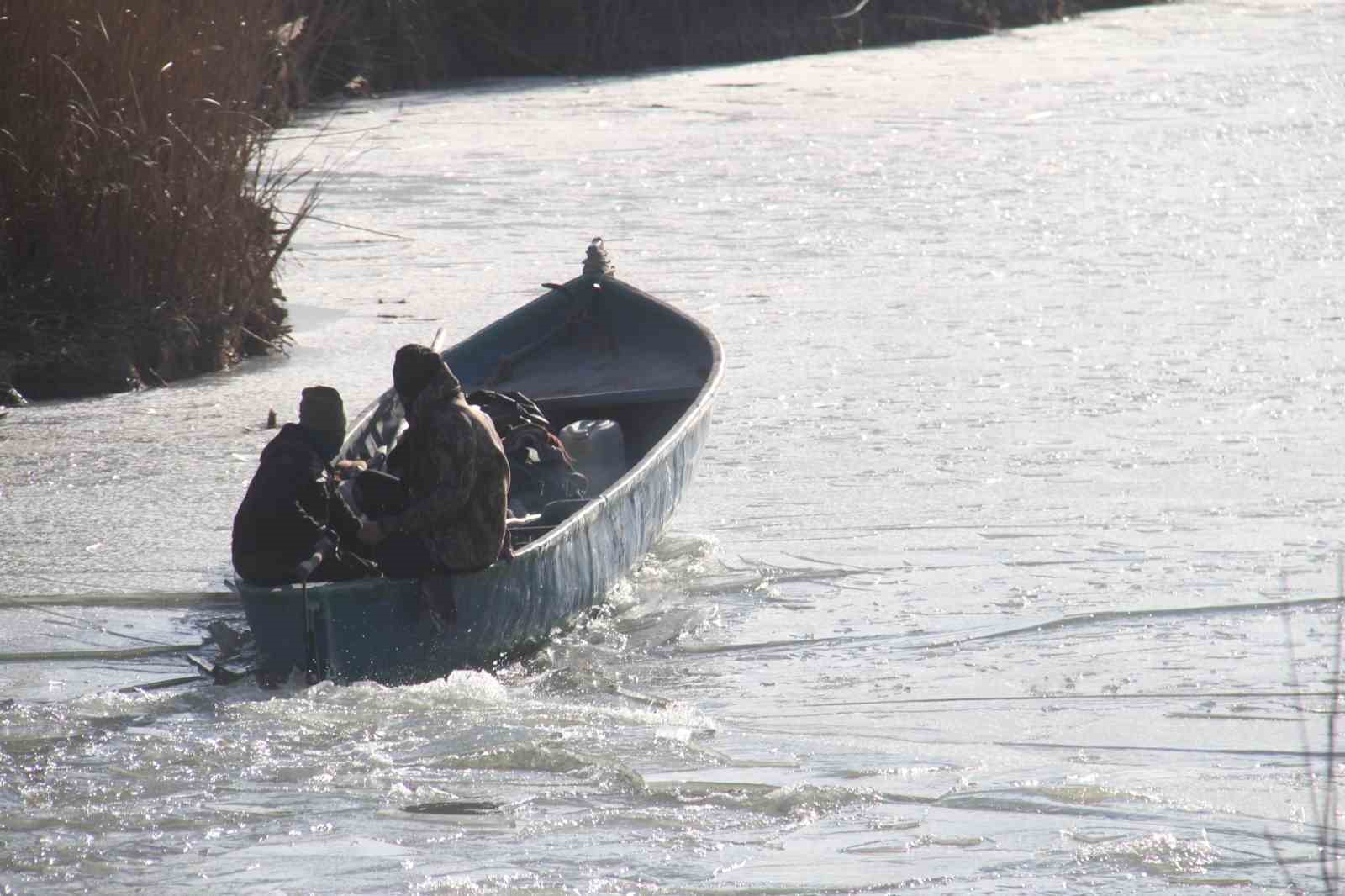 Beyşehir Gölü’nde balıkçıların buzla imtihanı
