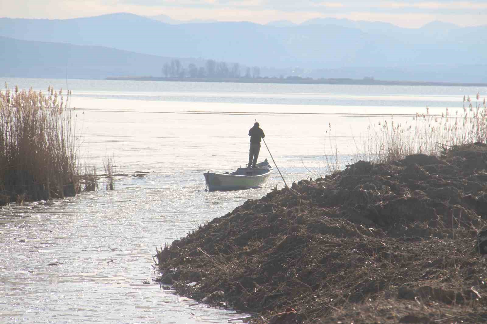 Beyşehir Gölü’nde balıkçıların buzla imtihanı

