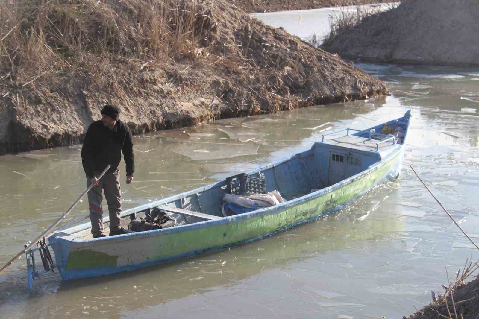 Beyşehir Gölü’nde balıkçıların buzla imtihanı
