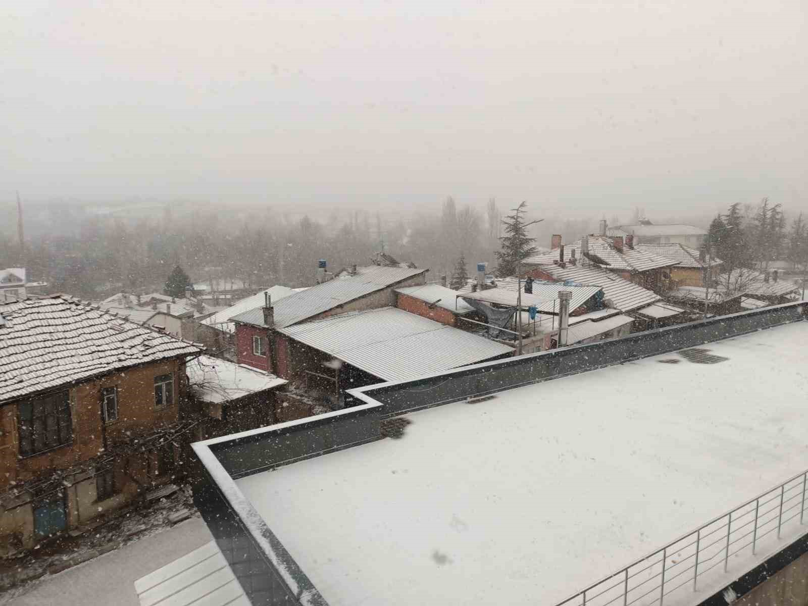 Beyşehir, Hüyük ve Derebucak’ta kar sevinci
