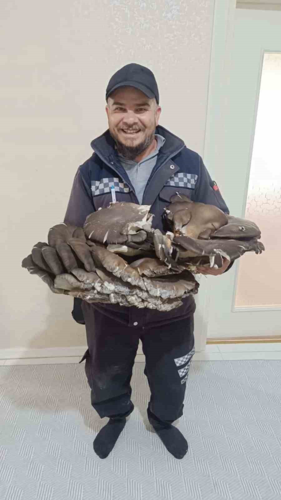 Beyşehir’de doğada bulduğu 10 kiloluk mantar şaşırttı
