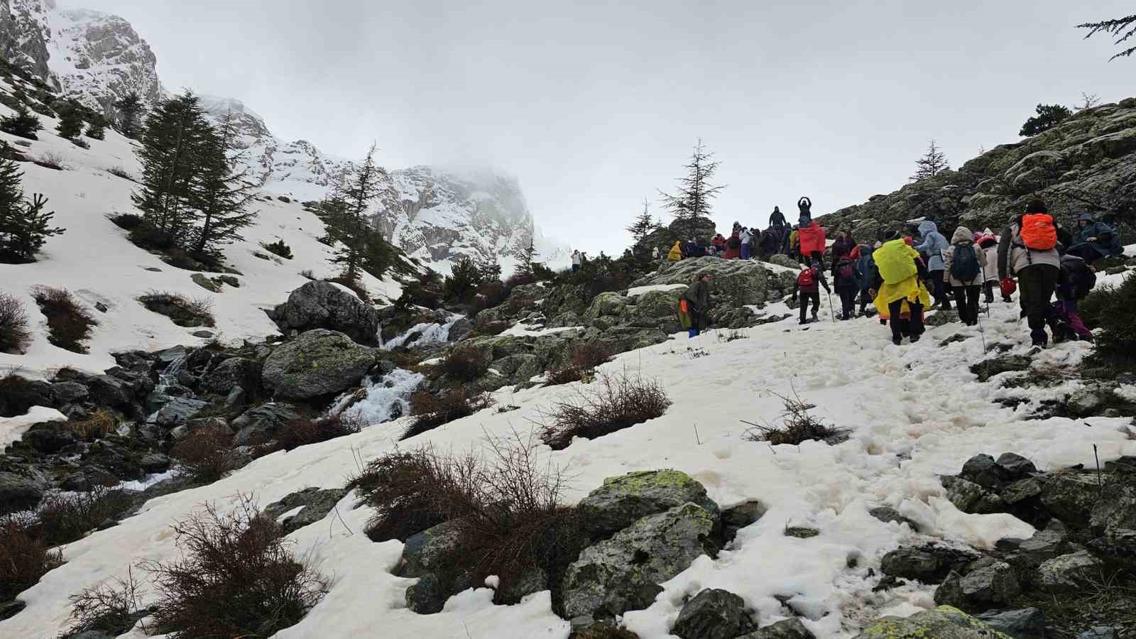 Beyşehir’de karda doğa yürüyüşü coşkusu
