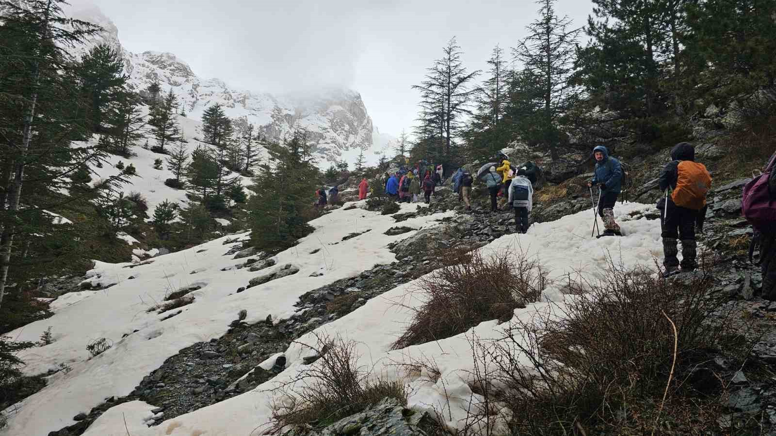 Beyşehir’de karda doğa yürüyüşü coşkusu
