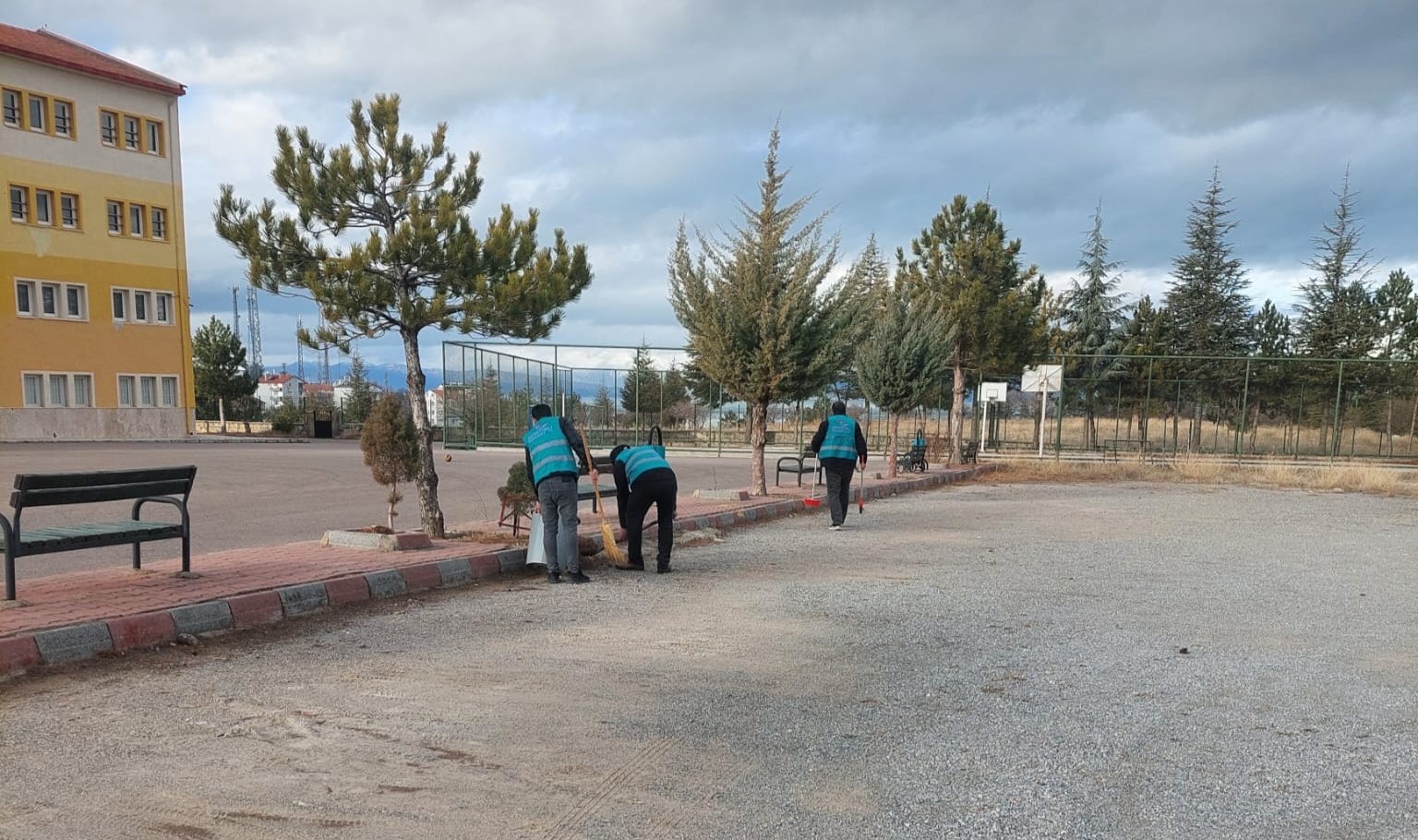 Beyşehir’de yükümlüler ara tatilde okulları temizledi
