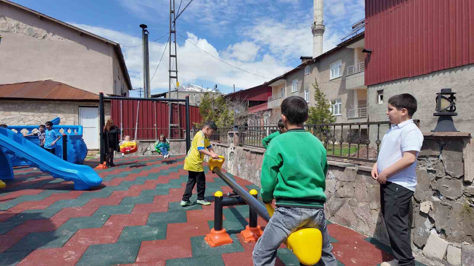 Beytüşşebap Kaymakamı Taşkıran, çocuklar için oyun parkı kurdu
