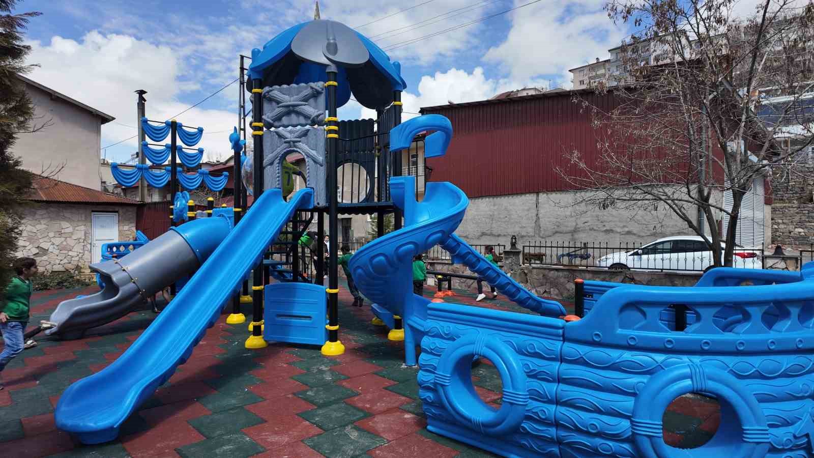 Beytüşşebap Kaymakamı Taşkıran, çocuklar için oyun parkı kurdu
