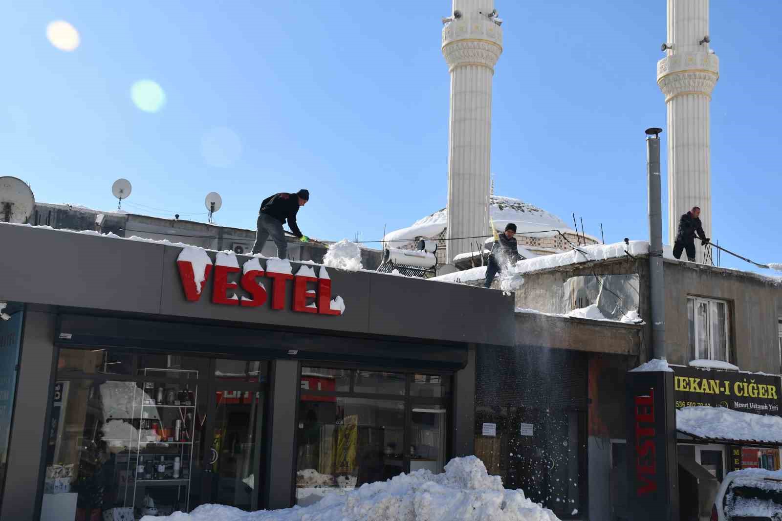 Beytüşşebap’ta damlarda biriken kar temizleniyor
