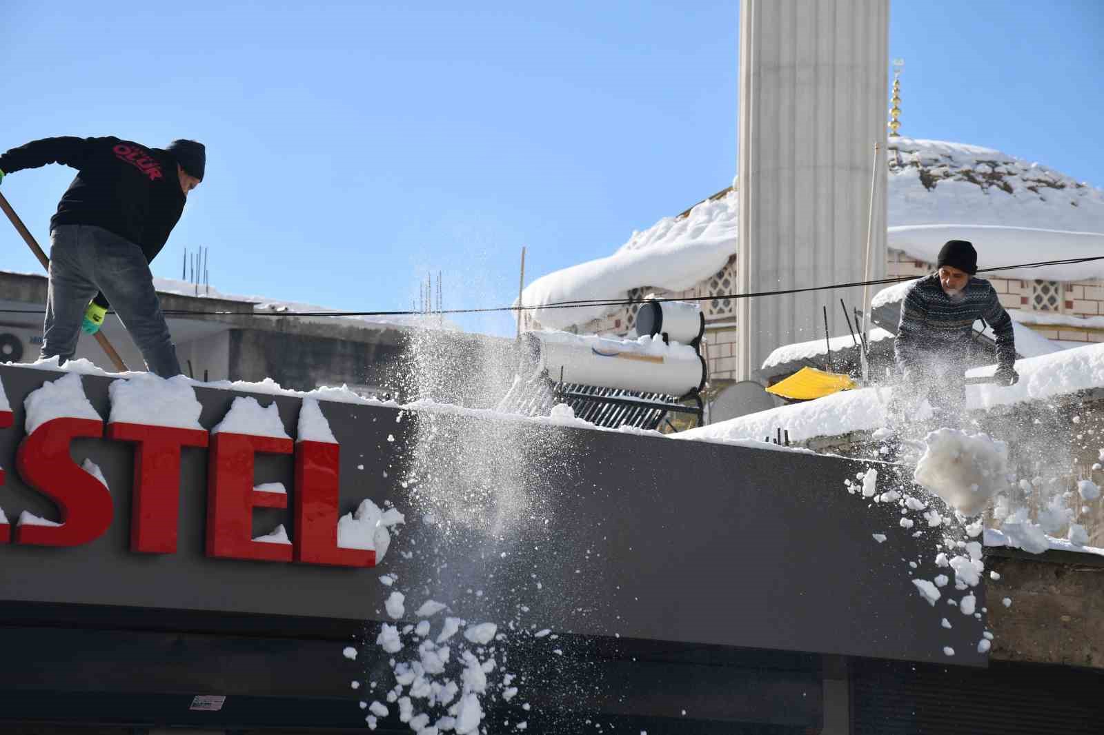 Beytüşşebap’ta damlarda biriken kar temizleniyor
